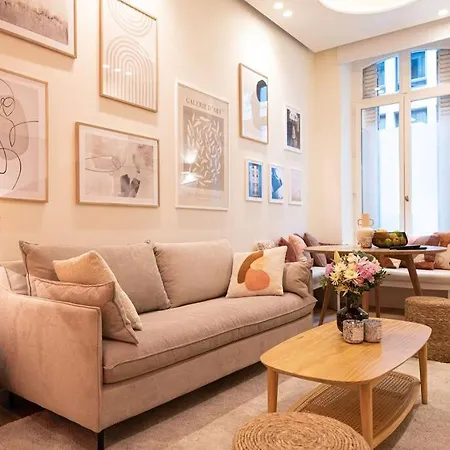 Superb Flat In Champs Elysees