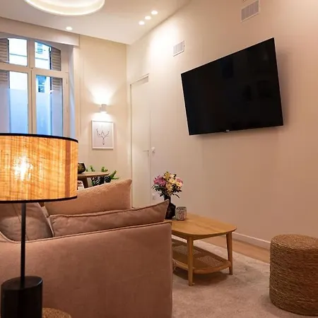 Superb Flat In Champs Elysees