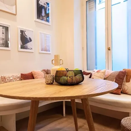Superb Flat In Champs Elysees *