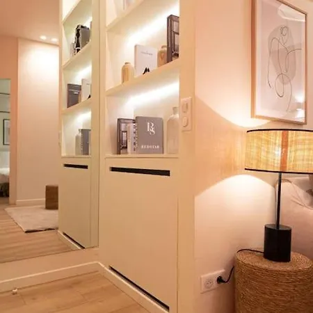 Superb Flat In Champs Elysees