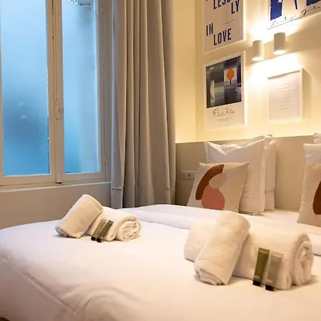 Superb Flat In Champs Elysees